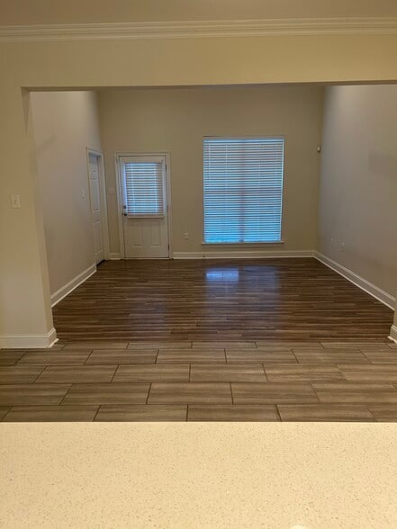 Living room area with vaulted ceiling - 14248 Woodtrace Ct