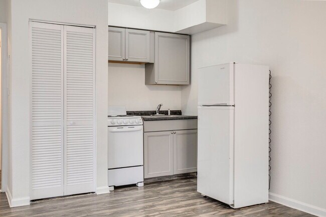 Building Photo - Cozy TOP FLOOR one-bedroom, one-bath unit ...