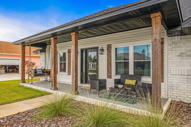 Building Photo - Stunning 4 bedroom with two bonus spaces, ...