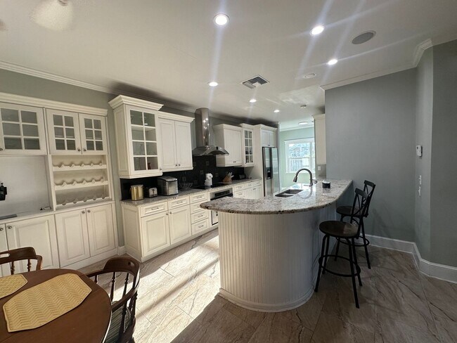 Building Photo - ** 3/2.5 Private Oasis Furnished or Unfurn...