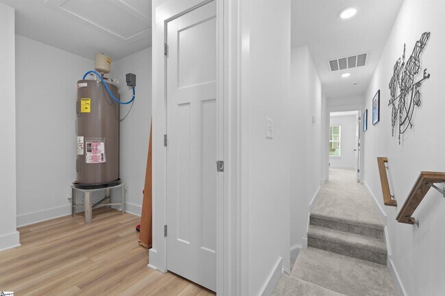 Building Photo - Wonderful Short-Term Furnished Townhome Cl...