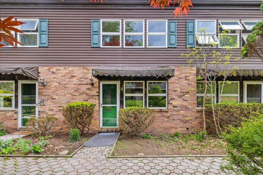 Building Photo - 216 Oakview Dr