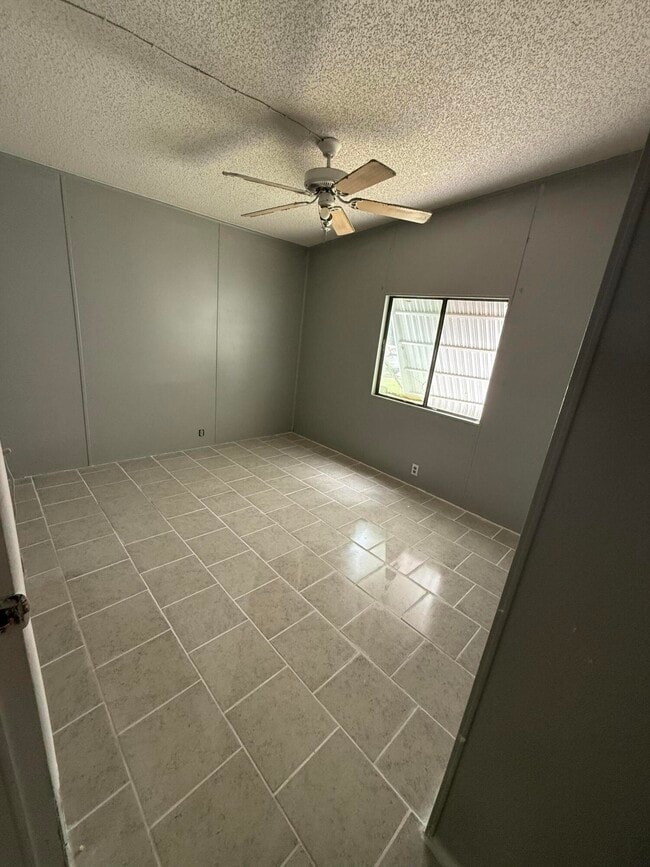 Building Photo - 9301 SE 61st Dr
