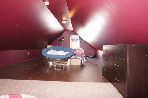 Building Photo - AVAILABLE JUNE - 3 Bed 1 Bath w/ Bonus Att...