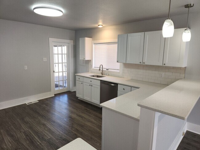 Building Photo - Wood Ave. Downtown Charmer! All Remodeled.