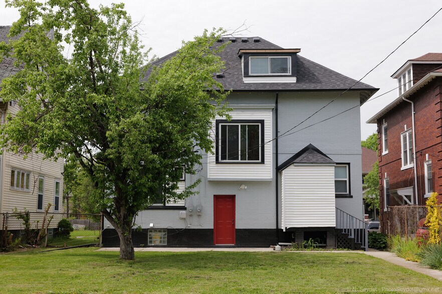 Building Photo - 266 King St