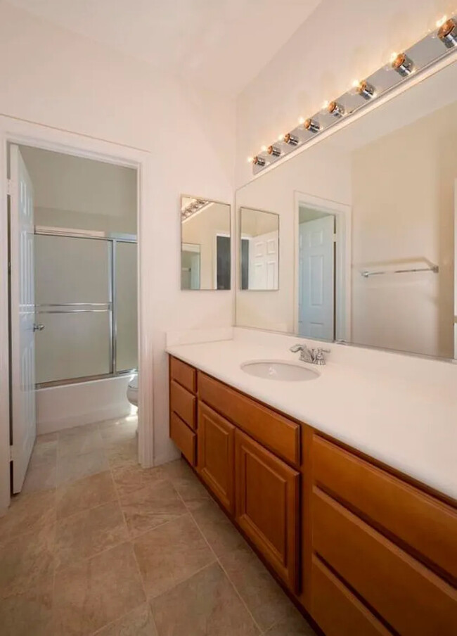 upstairs full bathroom - 948 Bolex Way