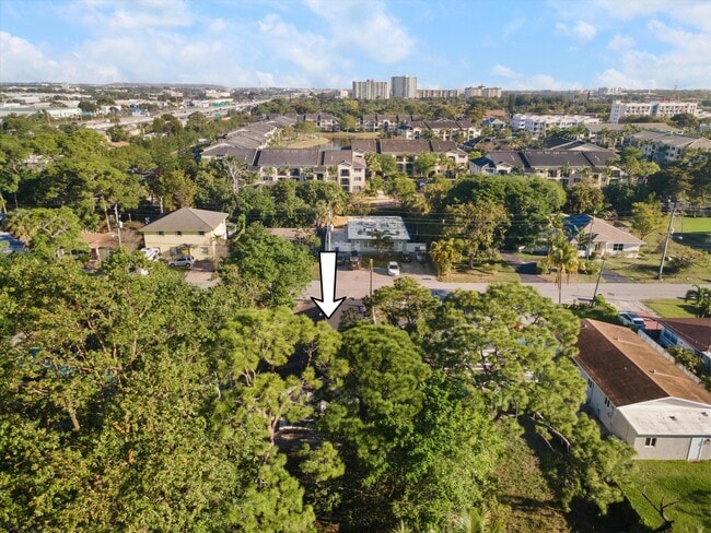 Building Photo - 836 SW 13th Ct