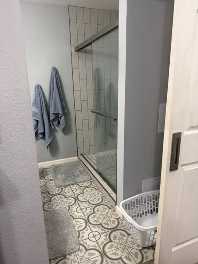 Building Photo - Beautiful 3/2 Avaliable April 20th