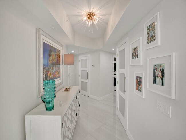 Building Photo - 411 N New River Dr E