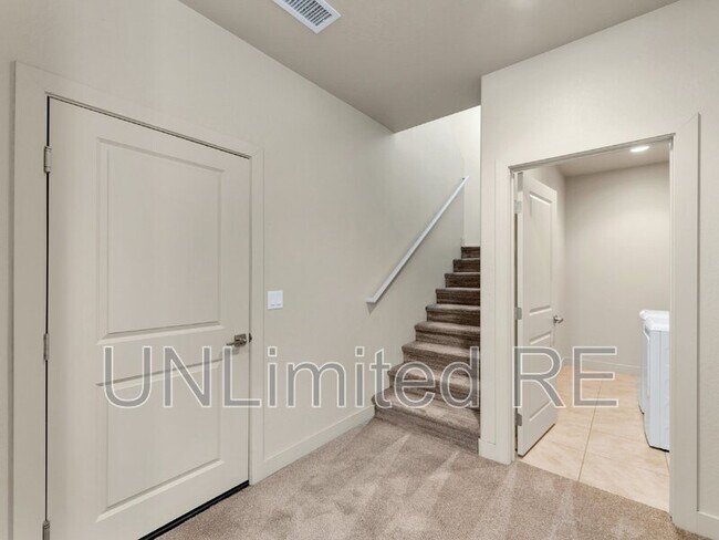 Building Photo - 2539 W Josselyn Dr