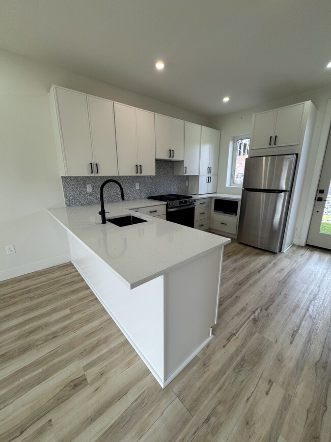 Building Photo - 715 W 9th Ave