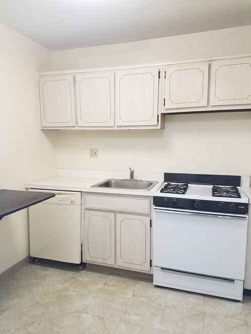 Building Photo - 2100 Linwood Ave