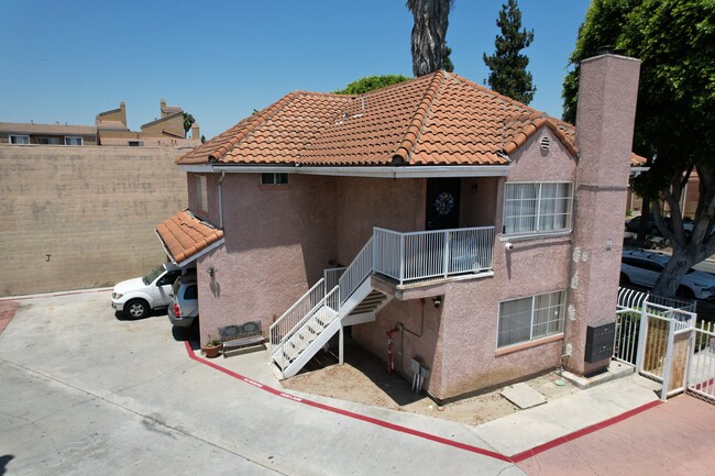 Building Photo - 14033 Paramount Apts