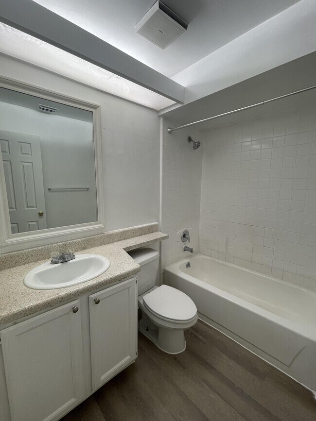 Building Photo - 202 Riverbend Dr