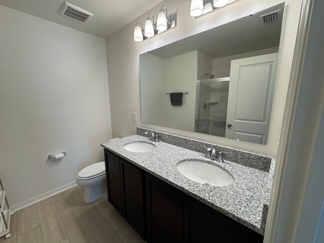 Building Photo - Brand New Townhouse