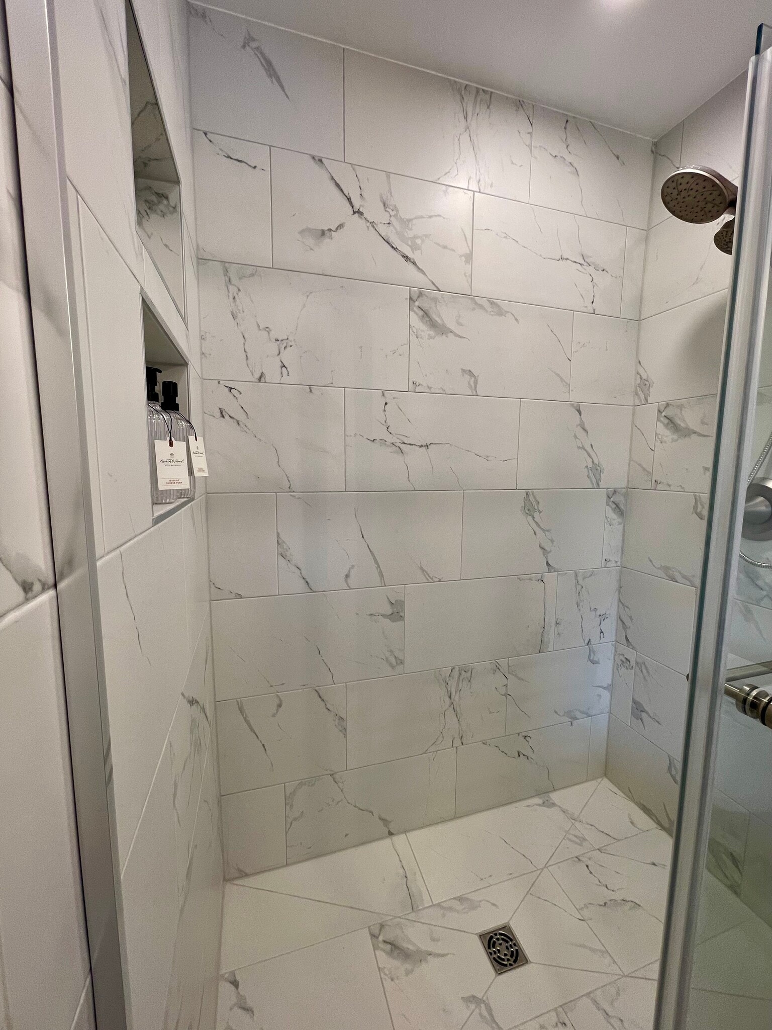 Master Bathroom (Upstairs) - 16180 Apple Ln