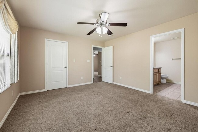 Building Photo - Step into comfort and modern convenience with this charming 3-bedroom, 2-bathroom home in Sherman...