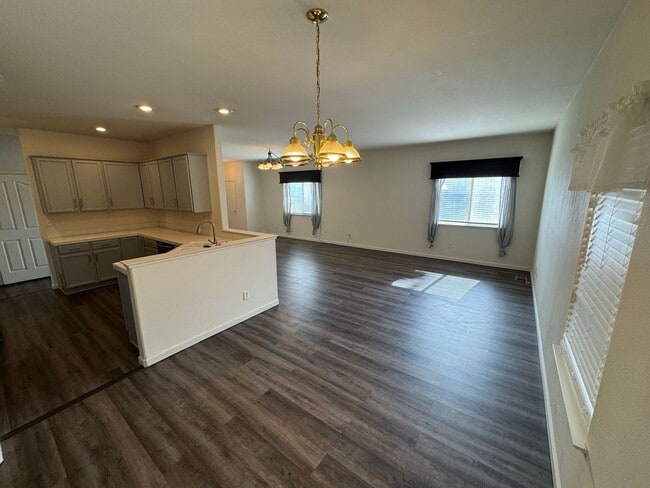 Building Photo - Quiet Home on Cul-De-Sac Available now!!