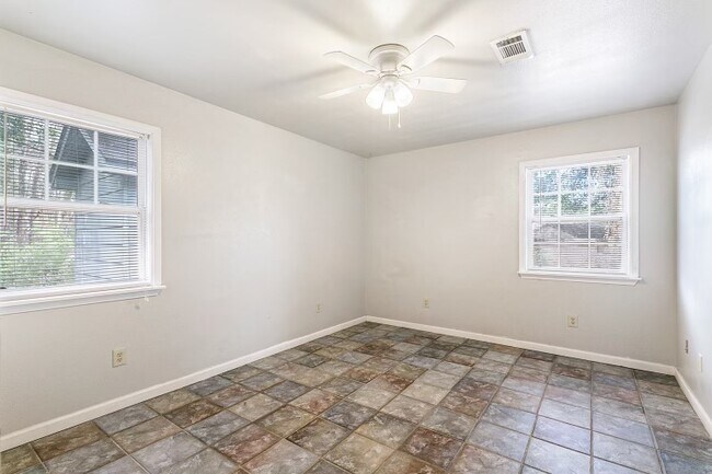 Building Photo - 164 Golden Meadow Dr