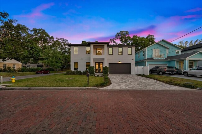 Building Photo - 902 W Plymouth St