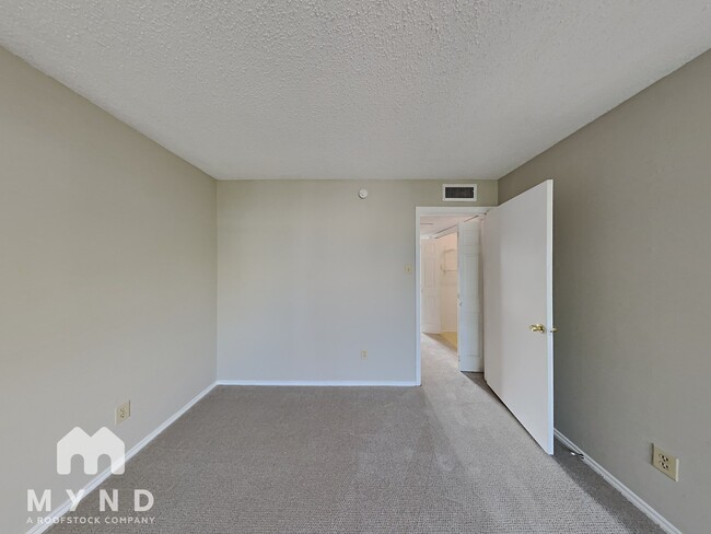 Building Photo - 5840 Spring Valley Rd
