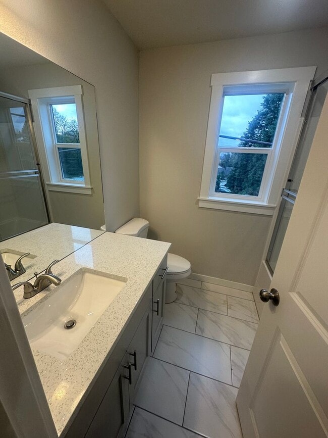 Building Photo - Newer low maintenance duplex in highly desired Camas area w/ great schools!