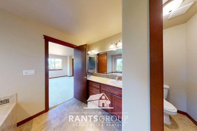 Building Photo - Fantastic Puyallup Neighborhood! Easy Commute to JBLM!