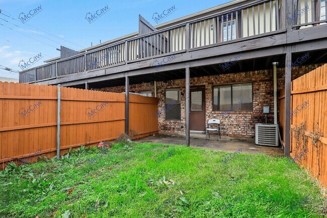 Building Photo - 800 Bluebonnet Dr