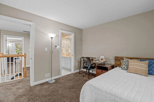 Building Photo - Location meets effortless living in this beautiful END UNIT townhome