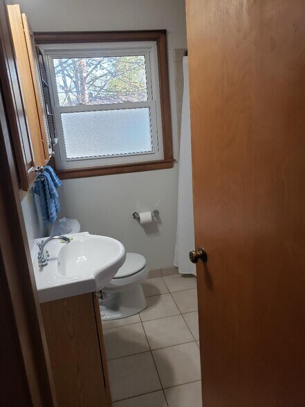 main bahtroom - 4905 Phillip Ln