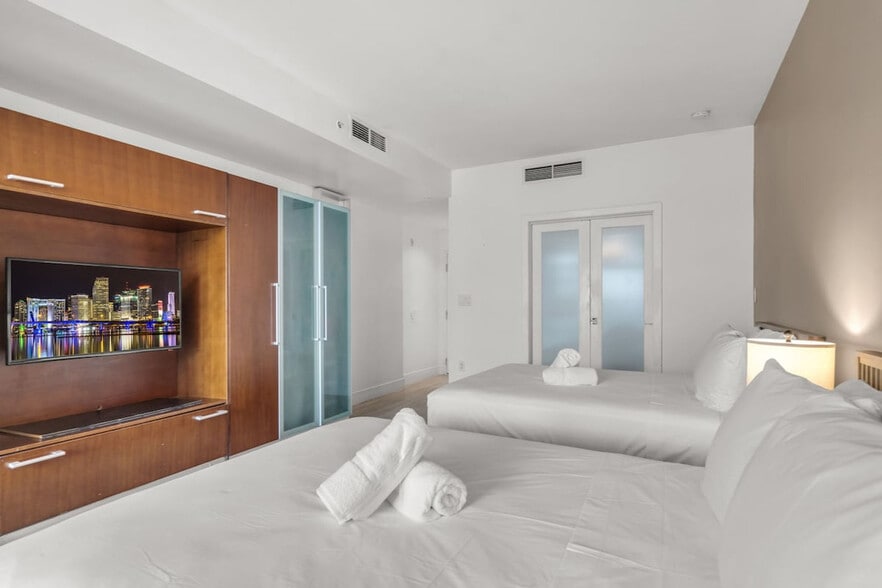 Building Photo - 948 Ocean Dr