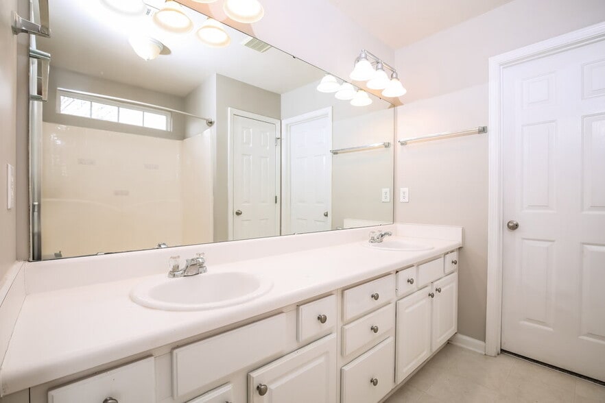 Building Photo - 2043 Swimming Hole Cir