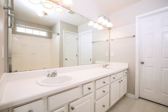 Building Photo - 2043 Swimming Hole Cir