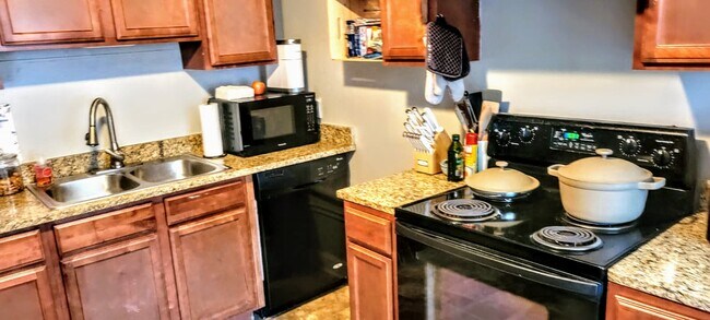 Building Photo - 418 Iverson Way