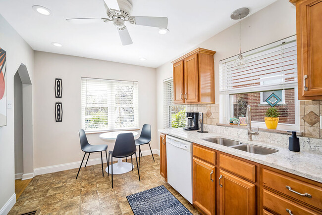 Building Photo - 1128 Exter Dr