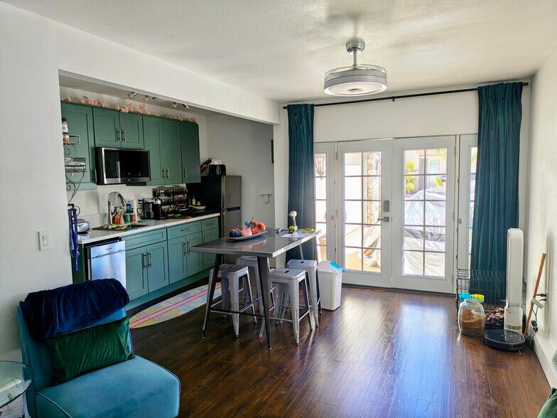 KITCHEN - 32450 Magenta Ct