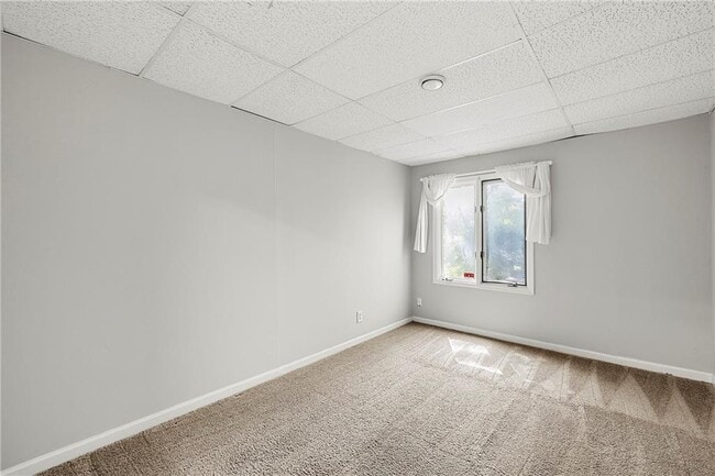 Building Photo - 302 S River Farm Dr