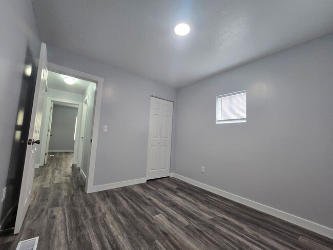 Building Photo - Beautifully Updated 2 bedroom 1 bathroom 776 sq ft home