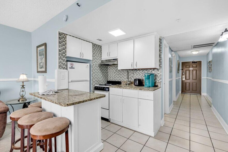 Building Photo - 2310 N Ocean Blvd
