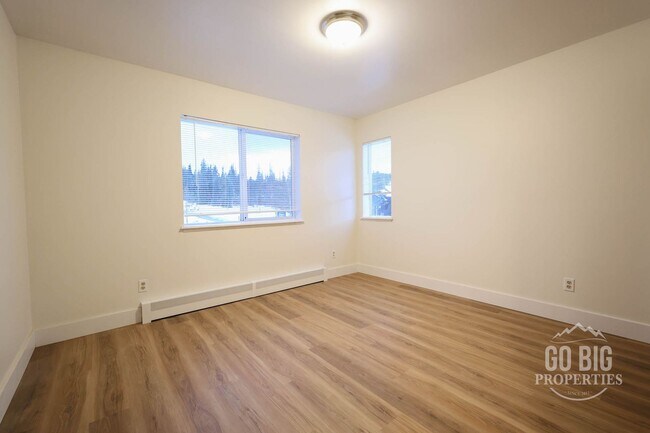 Building Photo - Fully Renovated Condo