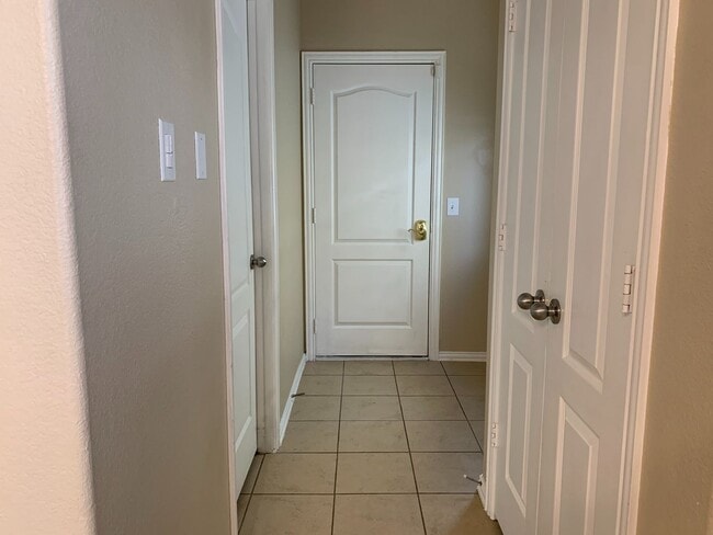 Building Photo - This beautiful home has 4 bedrooms, 2.1 baths and is perfect for an active family. There are thre...
