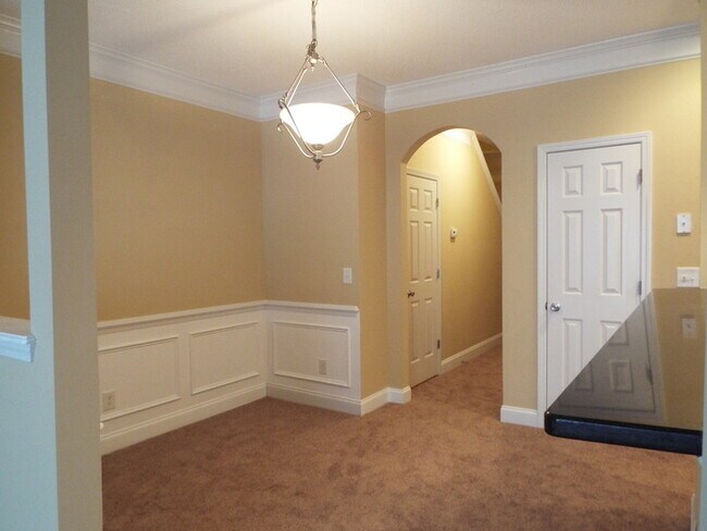 Building Photo - Very Spacious 3b/2.5b Townhome