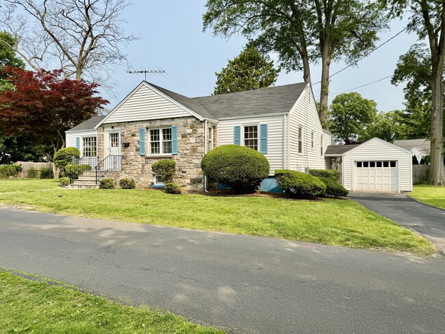 Building Photo - 14 Hedge Dr