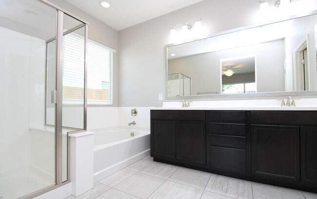 Building Photo - Stunning 3-bedroom, 3-bathroom home located in the heart of Peoria, AZ.