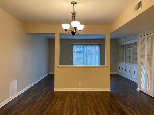 Building Photo - Large 2 Bed 2.5 Bath Apt in Green Hills - ...