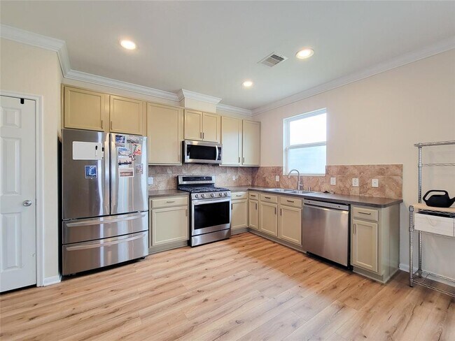 Building Photo - 1610 Pointe Leone