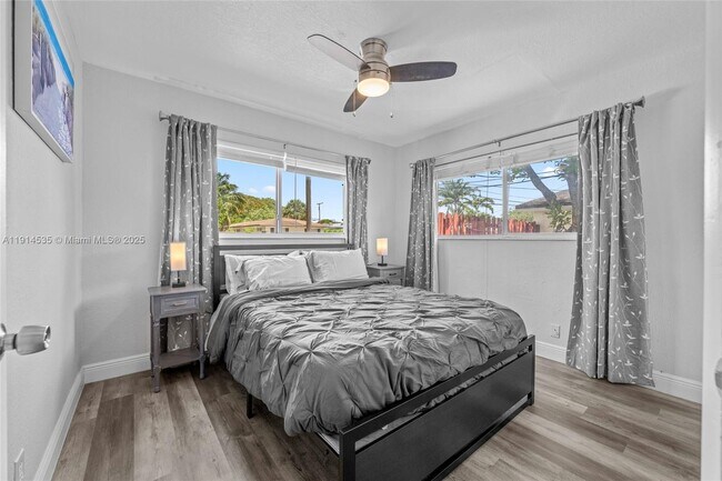 Building Photo - 1208 NE 5th Ave