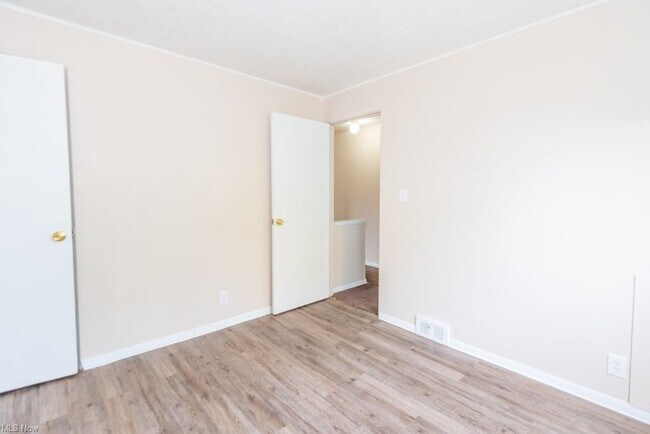 Building Photo - 211 Dalepark Dr