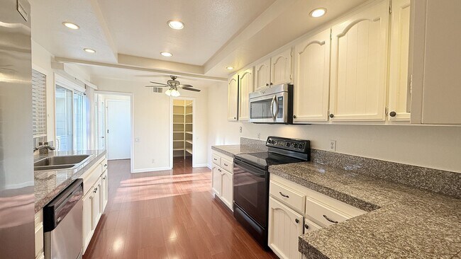 Building Photo - Charming, 2BD/2BA, Single-Story TH in Crow Canyon Country Club in Danville- Available NOW!